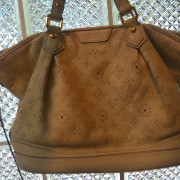 Louis Vuitton Stella Mahina Leather Handbag Monogram Cream/Off White color - Picture 3 of 15